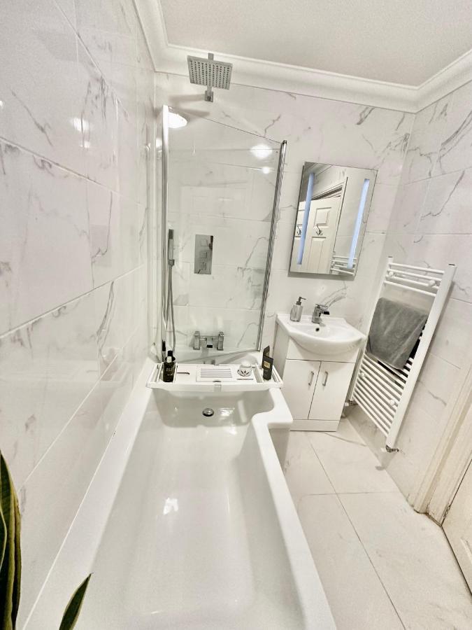 Apartment Glen Fern - Garden With Parking - Heart Of Town Centre - Close To - Darts And Table Football - Sleeps 11 Bournemouth