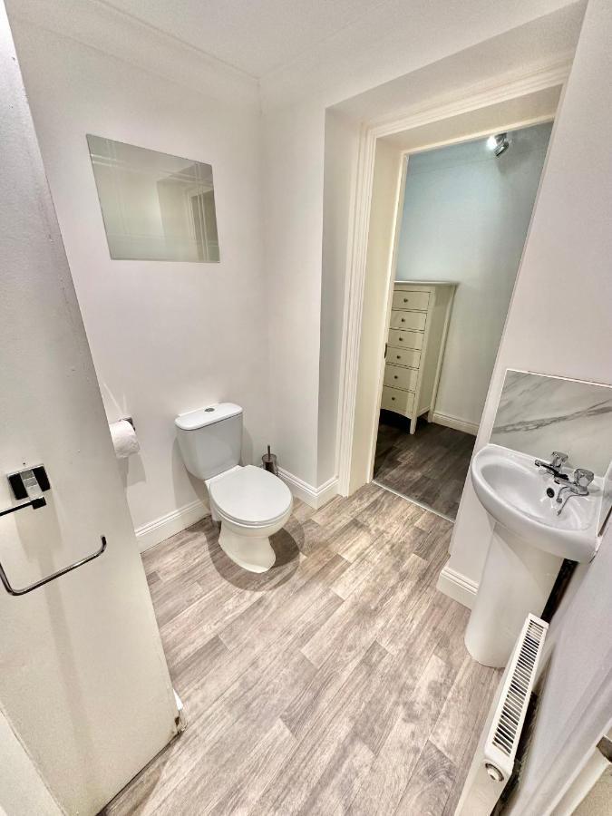 Apartment Glen Fern - Garden With Parking - Heart Of Town Centre - Close To - Darts And Table Football - Sleeps 11 Bournemouth
