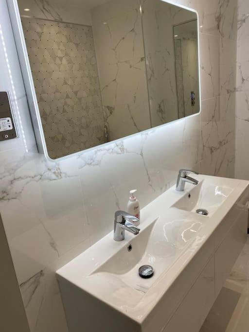 Stylish Flat In Town Centre