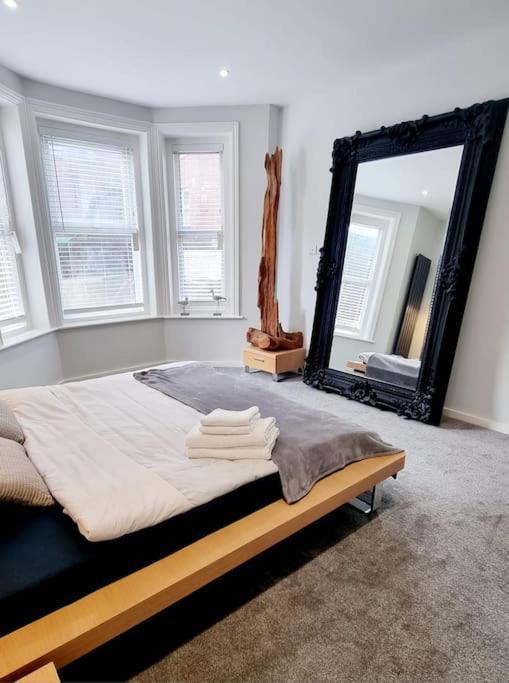 Stylish Flat In Town Centre *