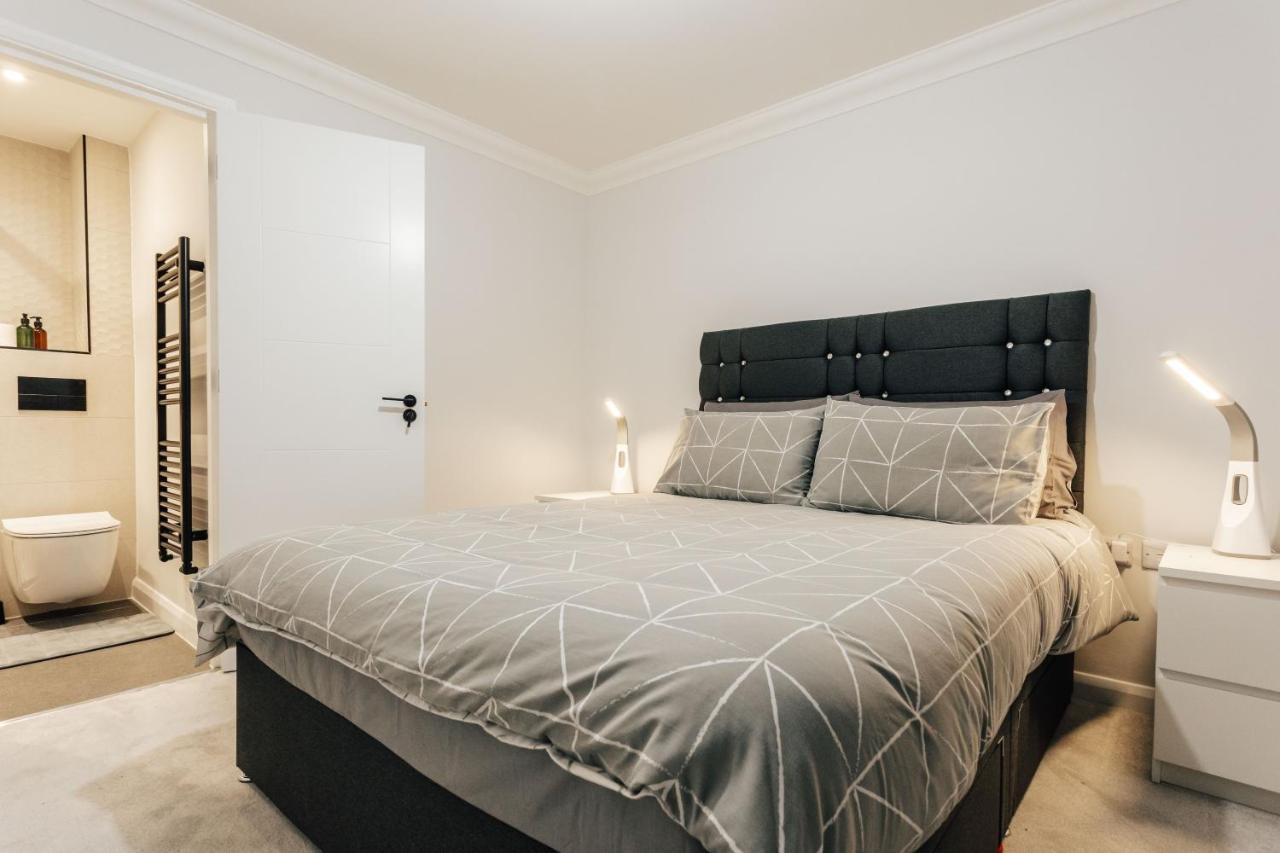 Stunning 2 Bedroom Flat In Town *