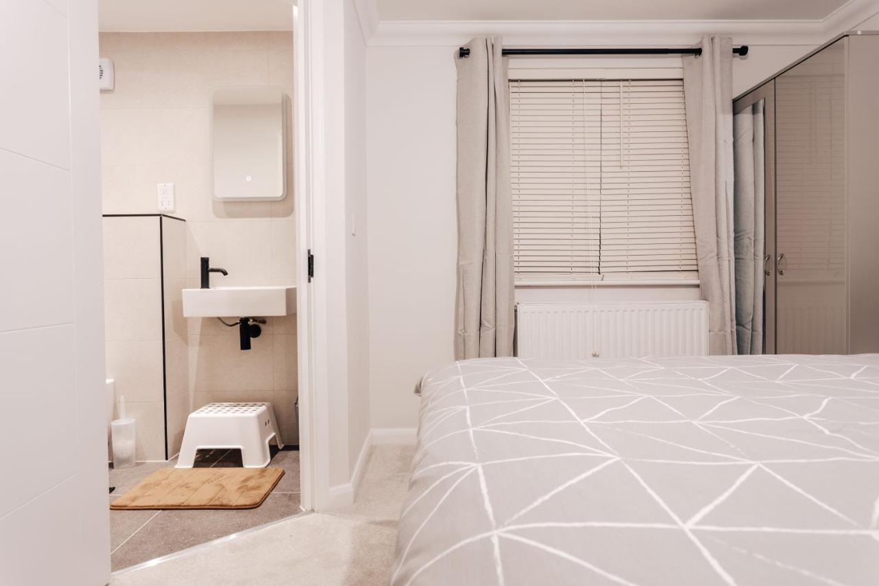 Stunning 2 Bedroom Flat In Town Apartment *