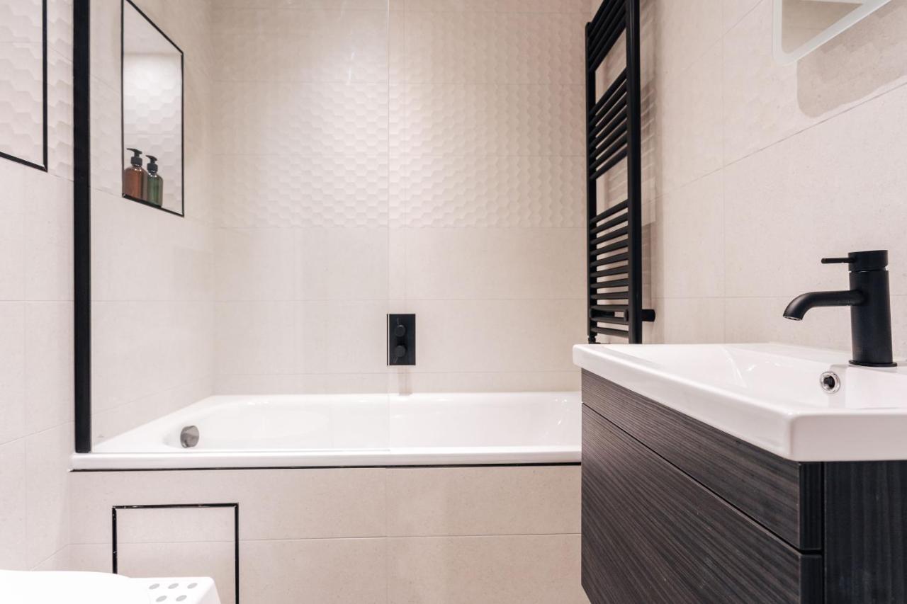 Stunning 2 Bedroom Flat In Town