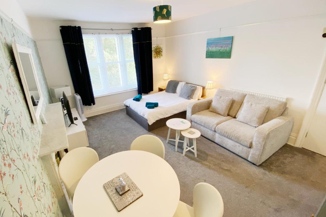 The Chine- A Spacious Close To The Apartment *