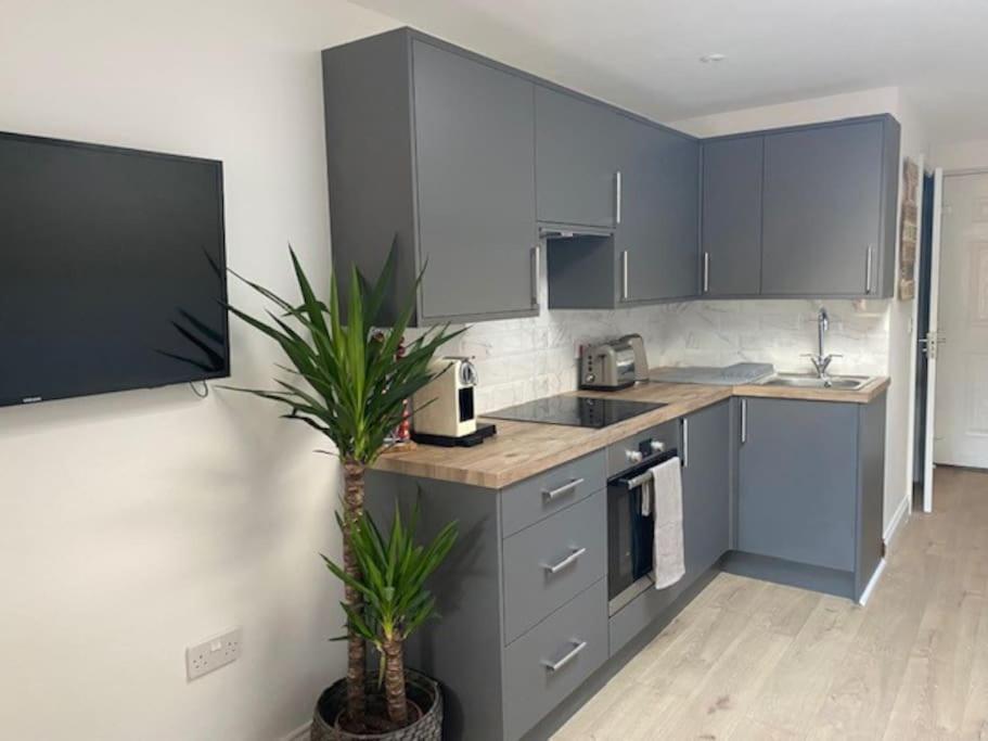 Stylish 1 Bedroom Outdoor Area And Hot Tub Apartment *