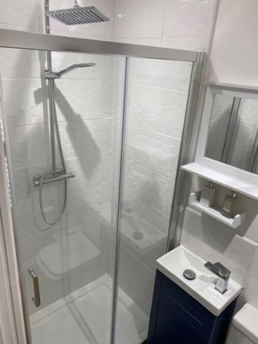 Stylish 1 Bedroom Outdoor Area And Hot Tub Apartment *