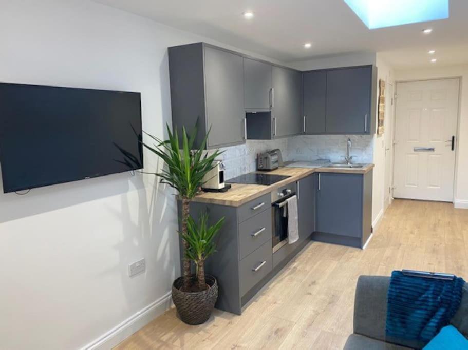 Stylish 1 Bedroom Outdoor Area And Hot Tub Apartment *
