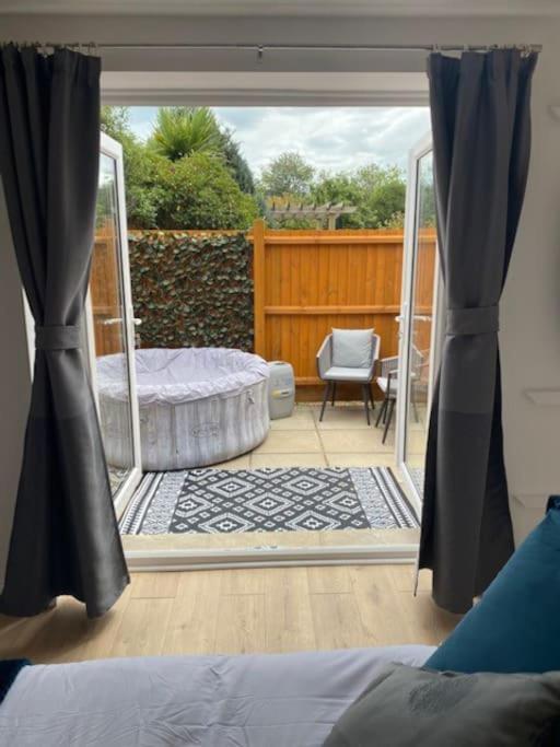 Stylish 1 Bedroom Outdoor Area And Hot Tub * Bournemouth