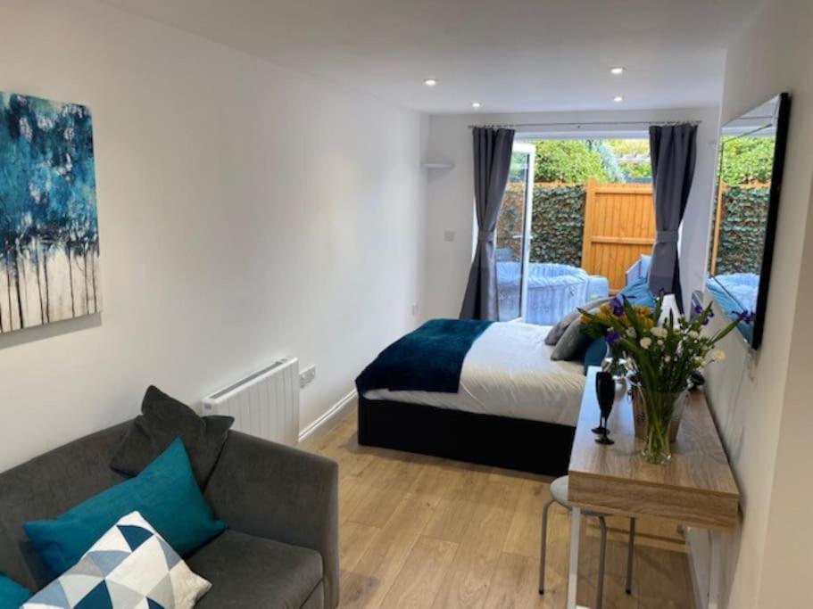 Stylish 1 Bedroom Outdoor Area And Hot Tub Apartment *
