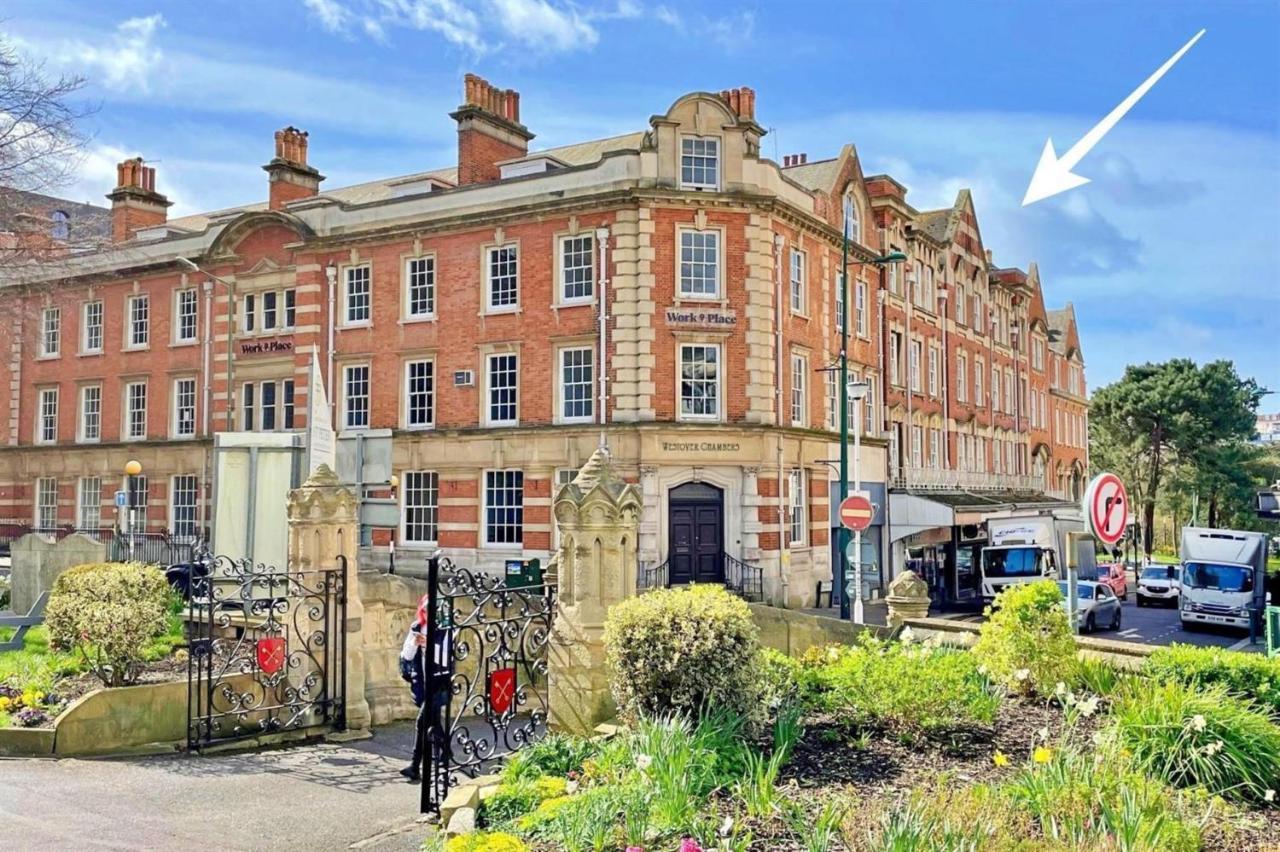 Cosy 2 Bed Minutes From & Town *