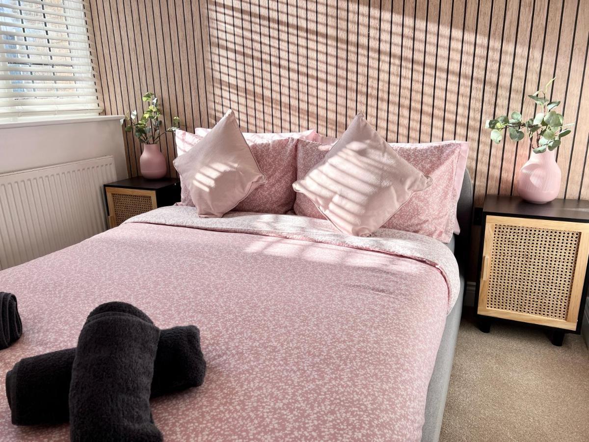 Cosy 2 Bed Minutes From & Town Apartment