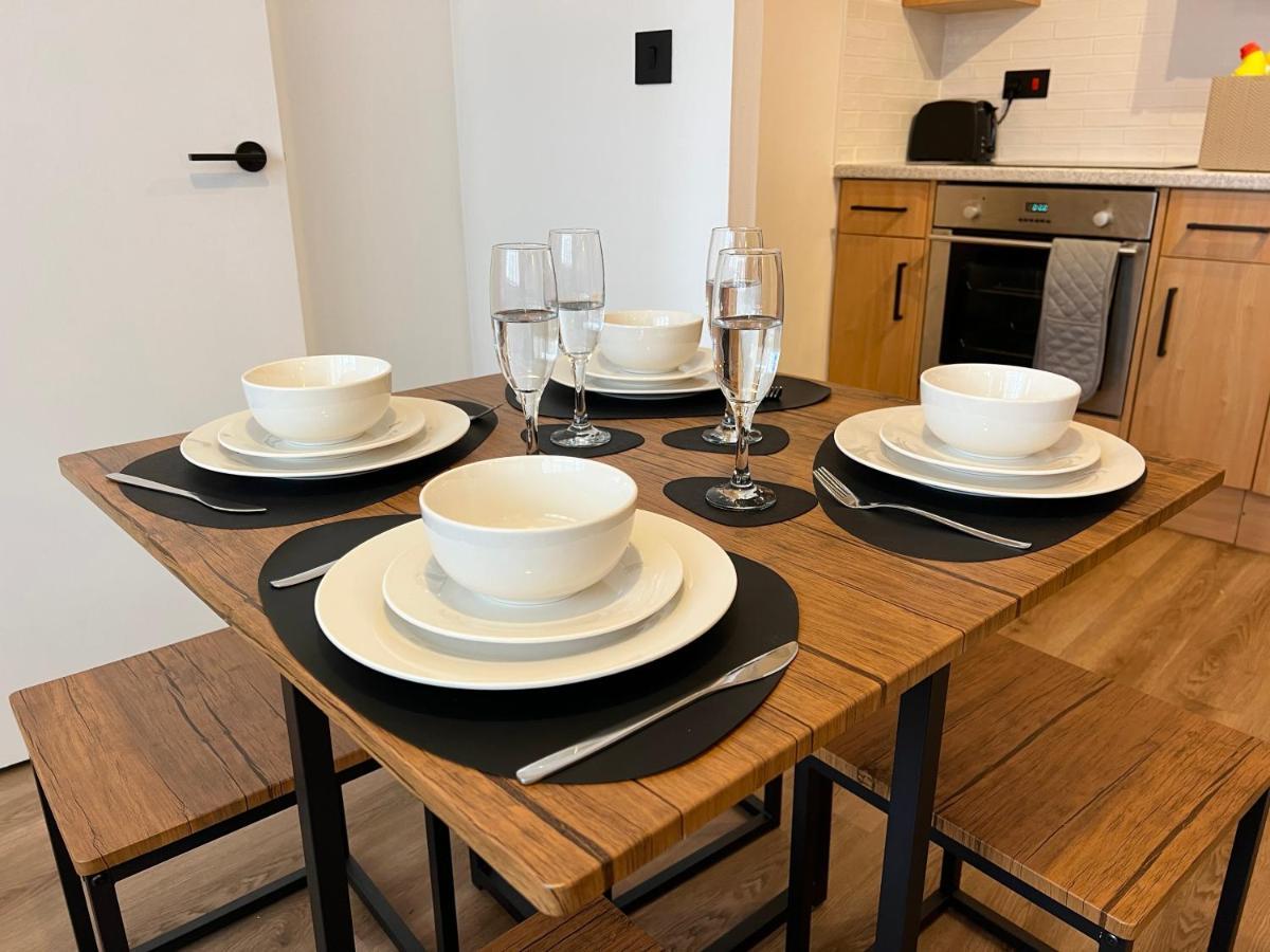 Cosy 2 Bed Minutes From & Town Apartment