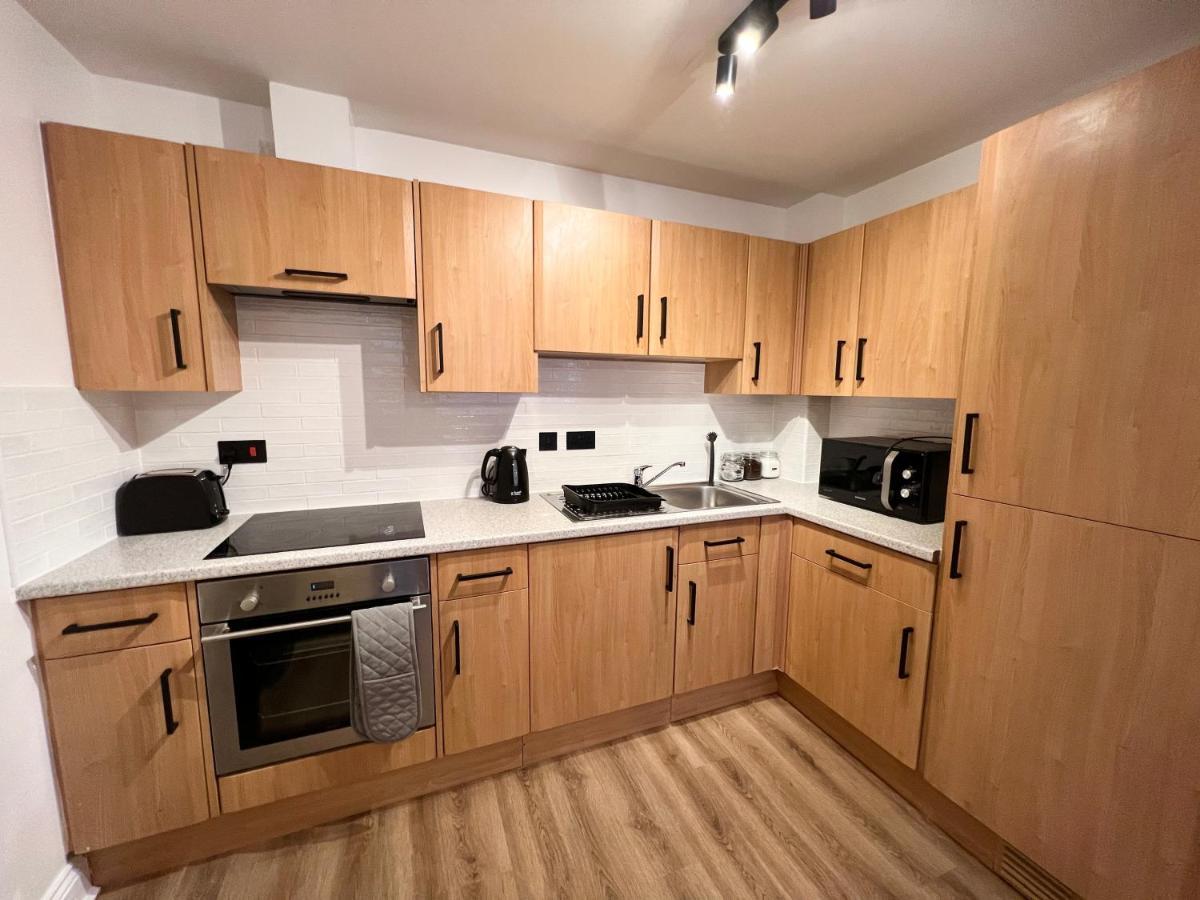 Cosy 2 Bed Minutes From & Town *