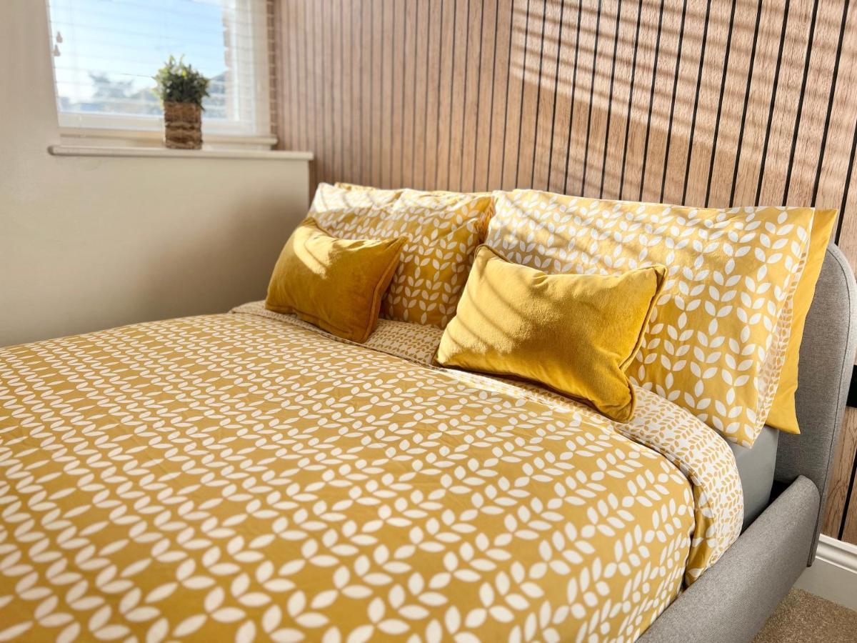 Cosy 2 Bed Minutes From & Town *