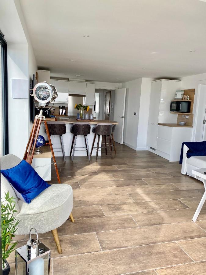 Brand New Beachfront Ground Floor With Garden 2 Bed 6 Guests Apartment *
