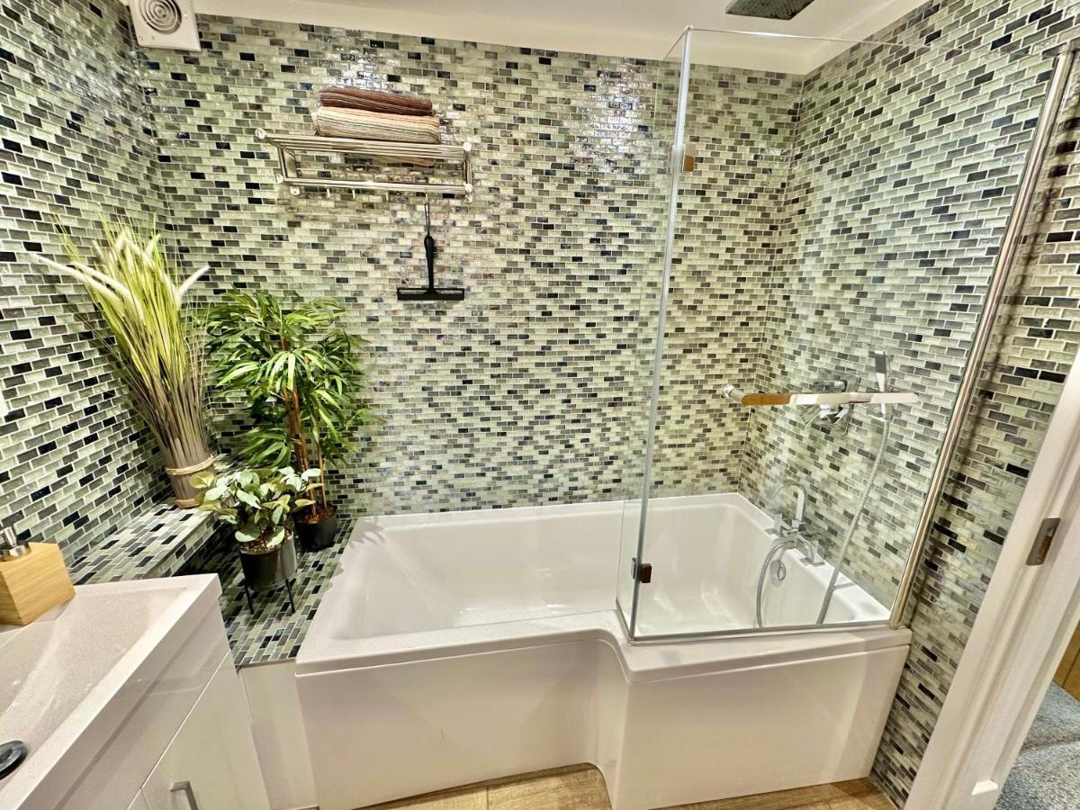 Stunning Sea View Two Double Bedroom - With Balcony - Opposite Beachfront Walk