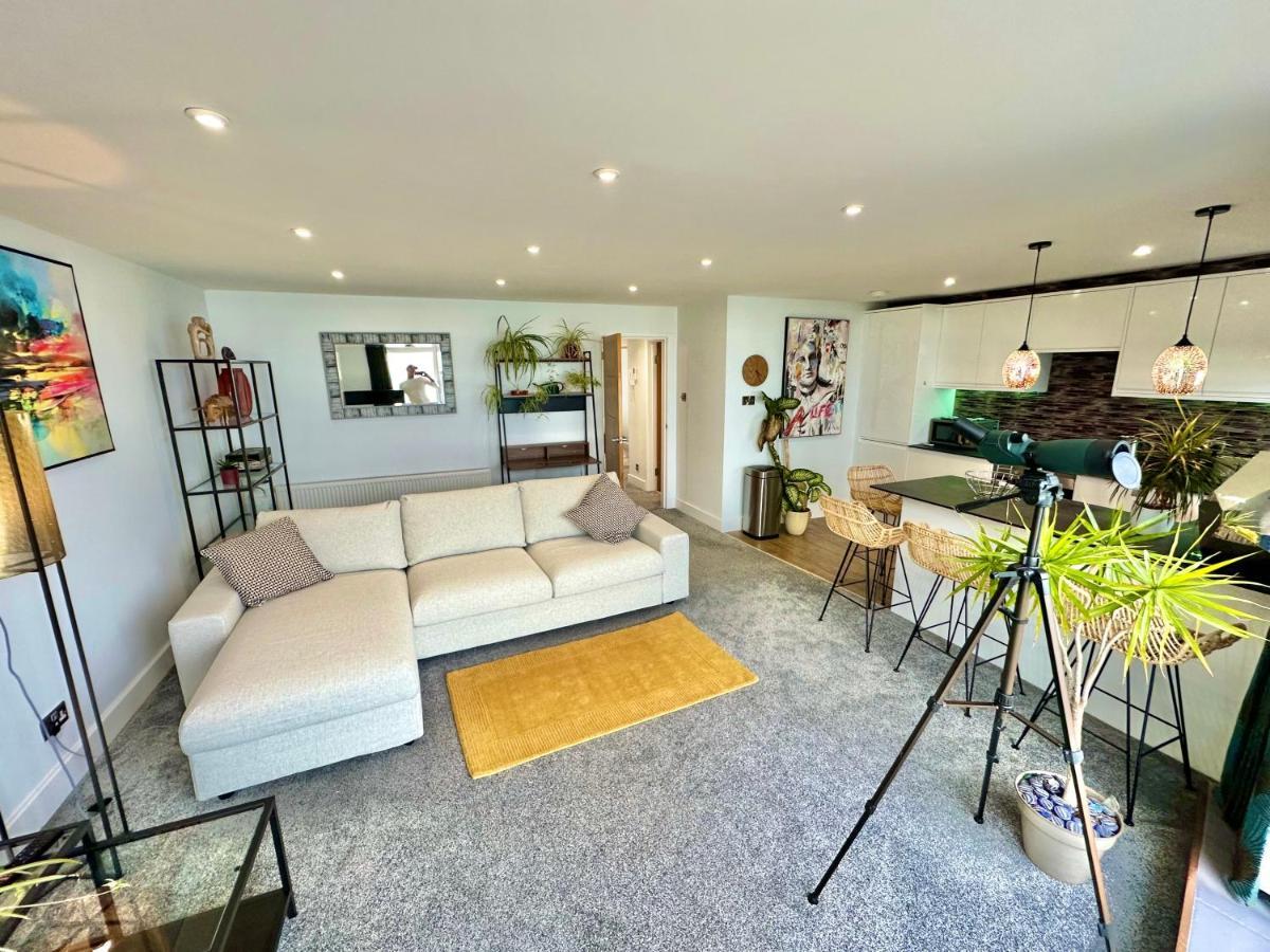 Stunning Sea View Two Double Bedroom - With Balcony - Opposite Beachfront Walk Bournemouth