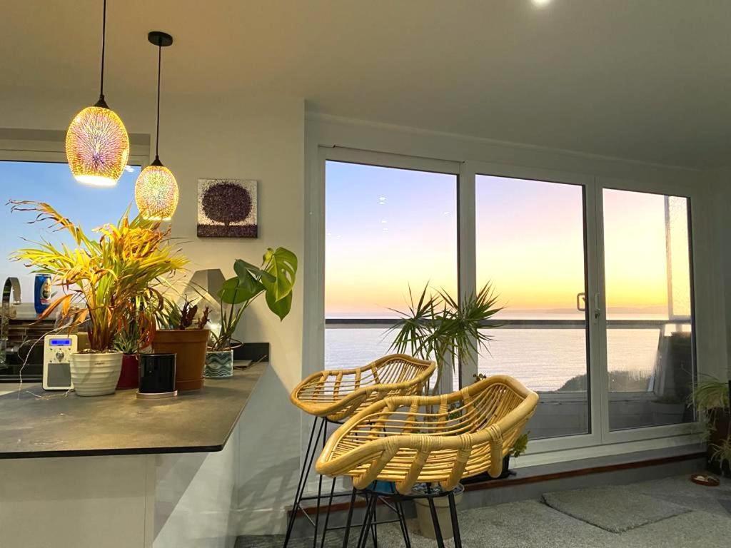 Apartment Stunning Sea View Two Double Bedroom - With Balcony - Opposite Beachfront Walk *
