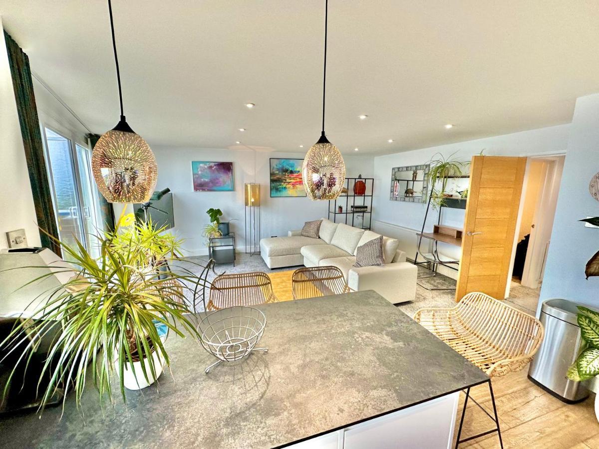 Stunning Sea View Two Double Bedroom - With Balcony - Opposite Beachfront Walk