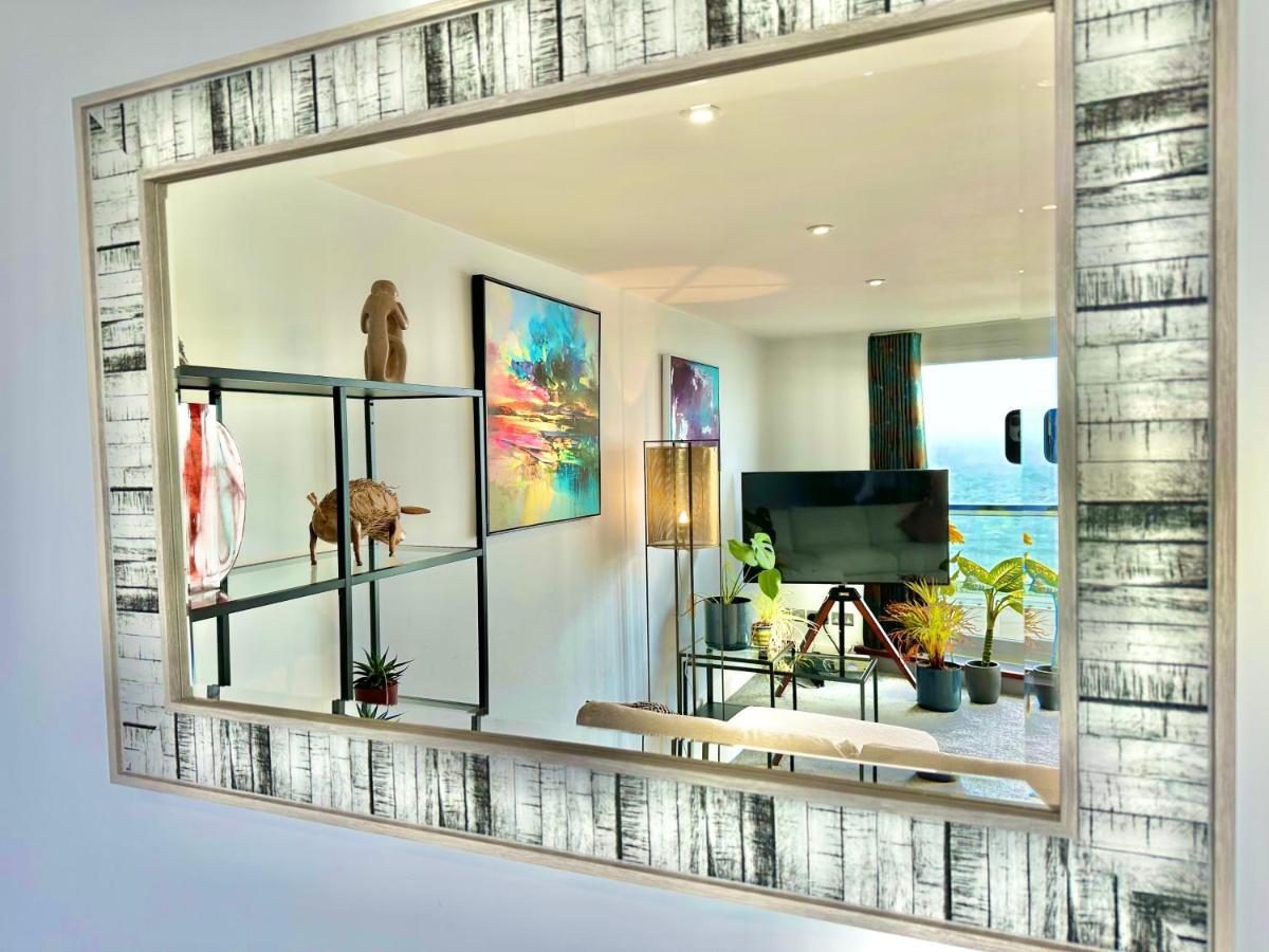 Stunning Sea View Two Double Bedroom - With Balcony - Opposite Beachfront Walk Apartment