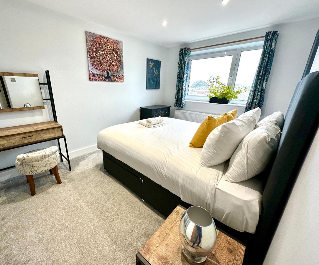 Stunning Sea View Two Double Bedroom - With Balcony - Opposite Beachfront Walk Apartment *