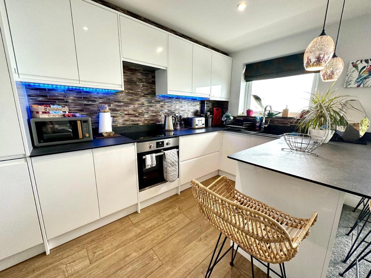 Stunning Sea View Two Double Bedroom - With Balcony - Opposite Beachfront Walk *