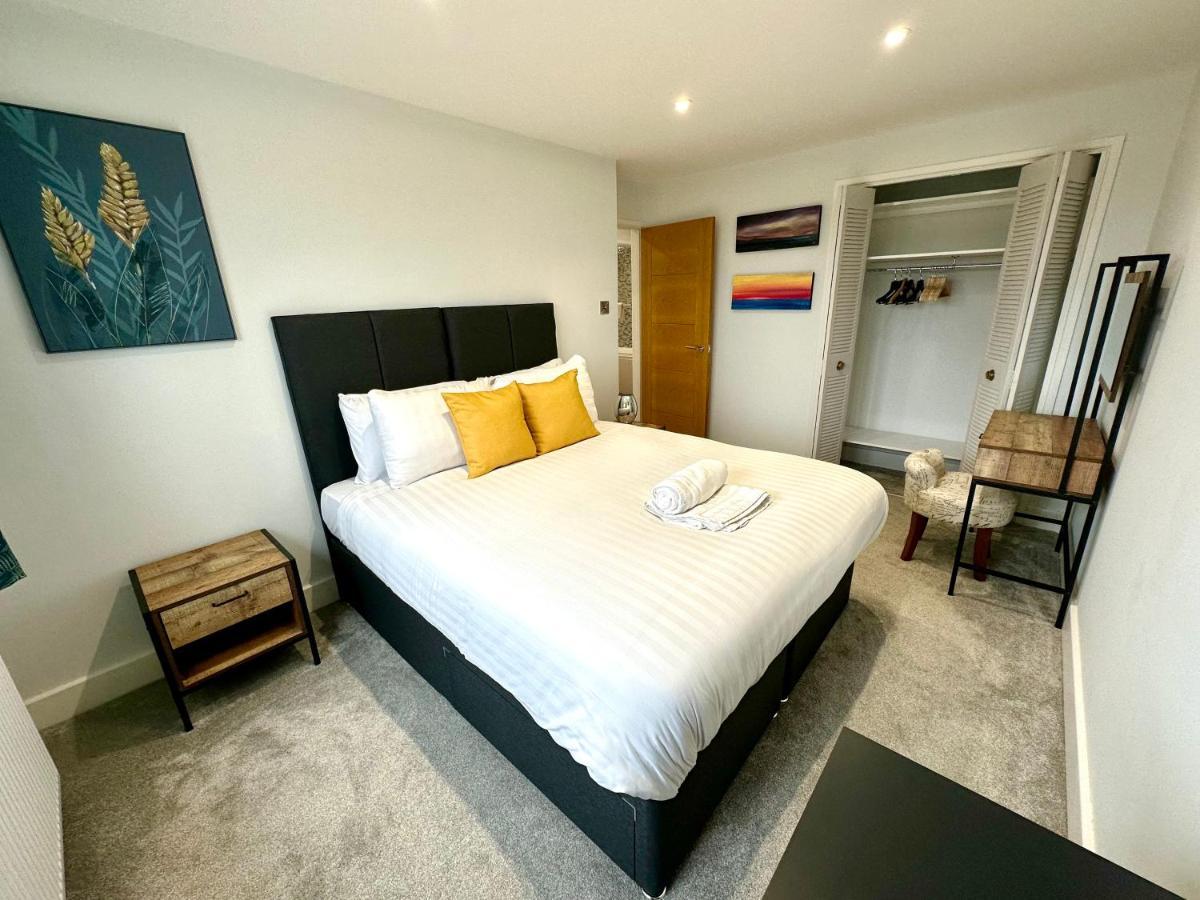 Stunning Sea View Two Double Bedroom - With Balcony - Opposite Beachfront Walk *