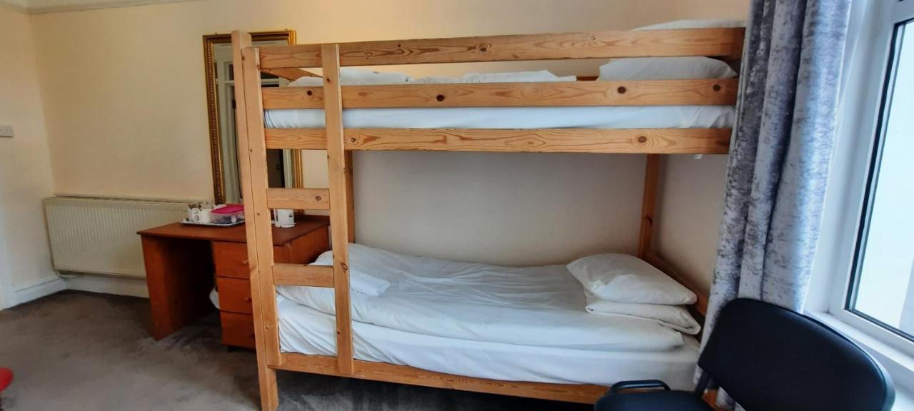 Dolphins Bed & Breakfast 3*