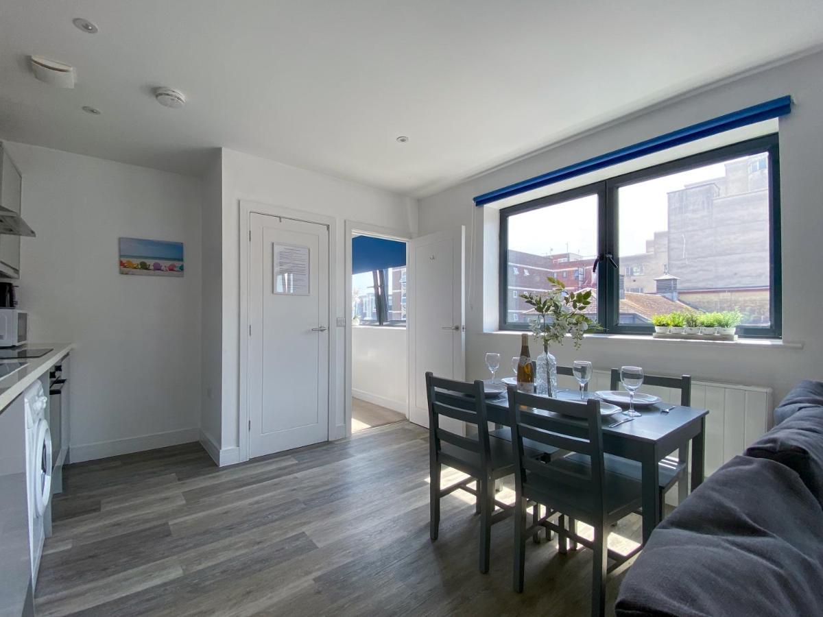 Apartment Modern One Bedroom In Town Centre & 4 Min To The Beach *
