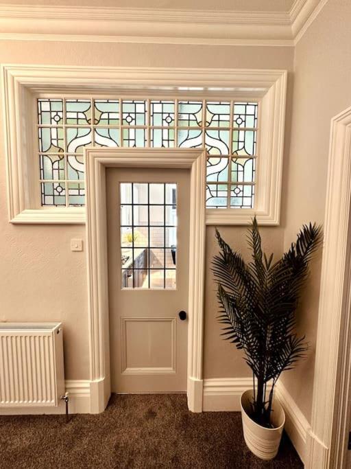 The Retreat - Large Luxury Apartment, Two Mins From Bournemouth