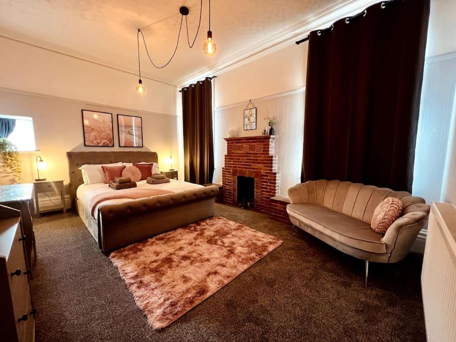 The Retreat - Large Luxury Apartment, Two Mins From *