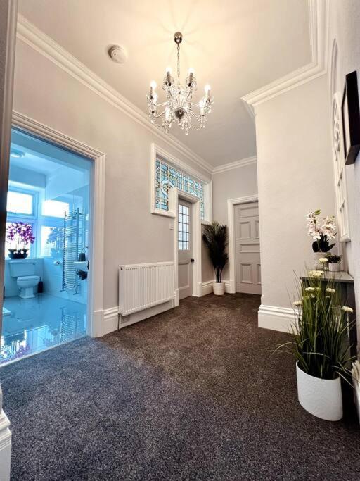 The Retreat - Large Luxury Apartment, Two Mins From