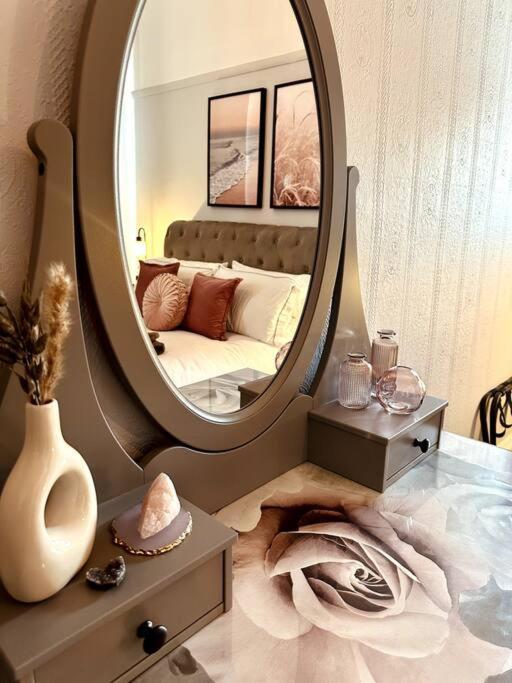 Apartment The Retreat - Large Luxury Apartment, Two Mins From