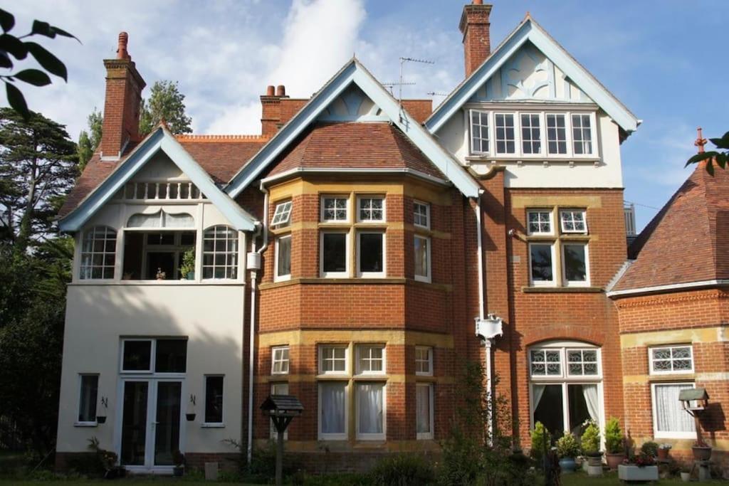 The Retreat - Large Luxury Apartment, Two Mins From *
