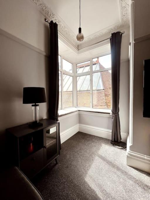 The Retreat - Large Luxury Apartment, Two Mins From * Bournemouth