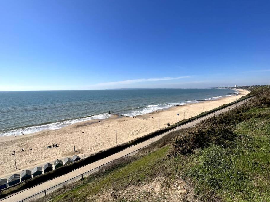 Apartment The Retreat - Large Luxury Apartment, Two Mins From
