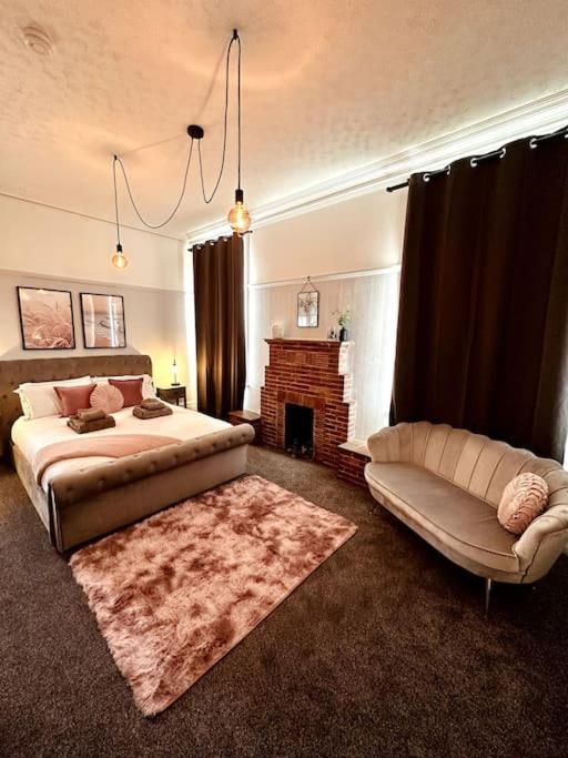 The Retreat - Large Luxury Apartment, Two Mins From