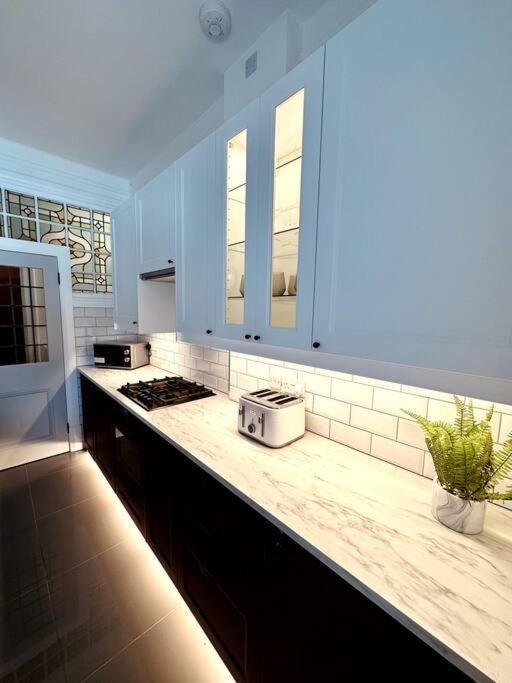 The Retreat - Large Luxury Apartment, Two Mins From