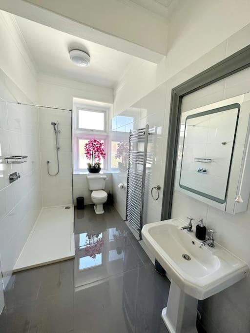 The Retreat - Large Luxury Apartment, Two Mins From * Bournemouth