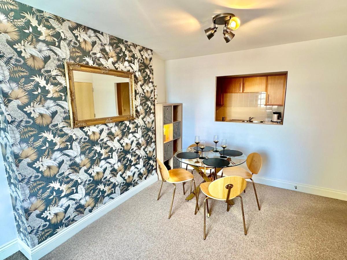 Elegant Town Centre - Close To Apartment *