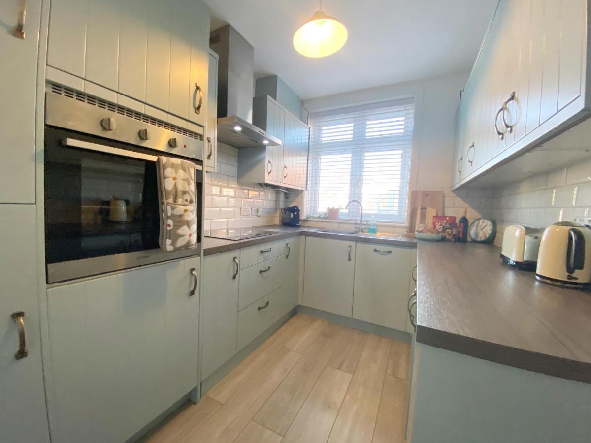 Coastal Breeze - Beautiful Two Bedroom With Free Parking Near Local Beaches Apartment *