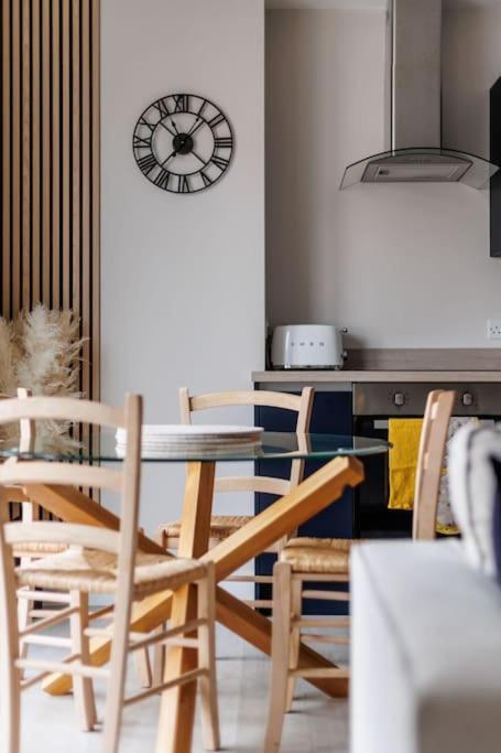 Apartment Modern 2 Bed, Cliff & Parking, F6 *