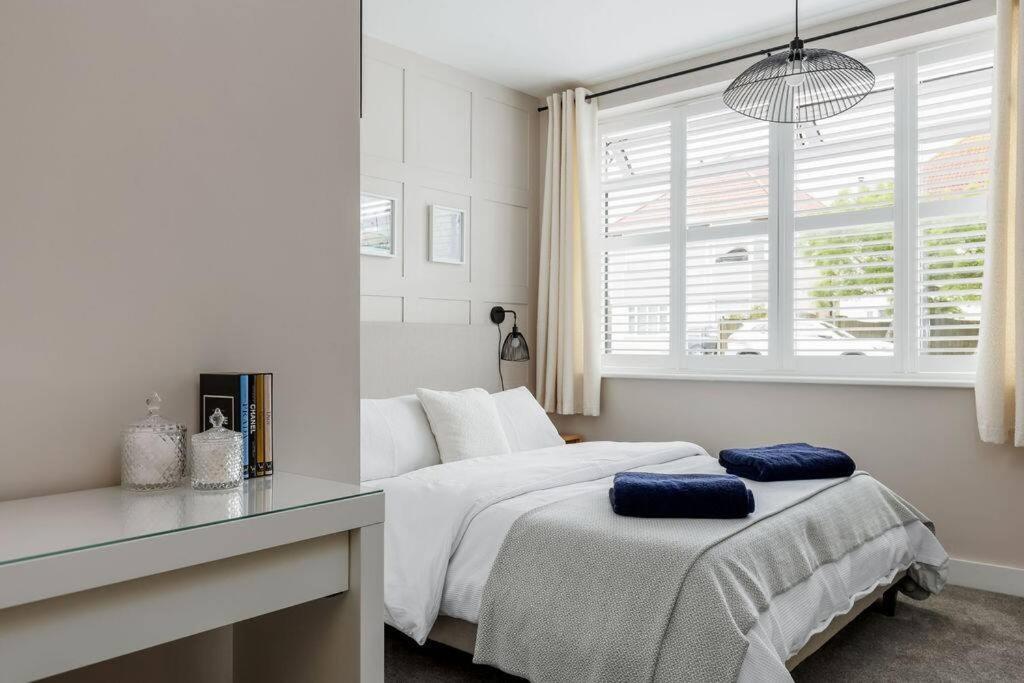 Modern 2 Bed, Cliff & Parking, F6 Apartment *