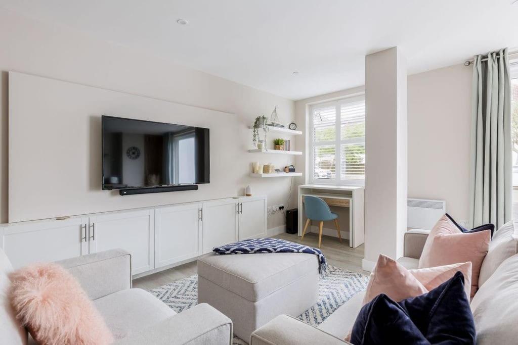 Modern 2 Bed, Cliff & Parking, F6 *