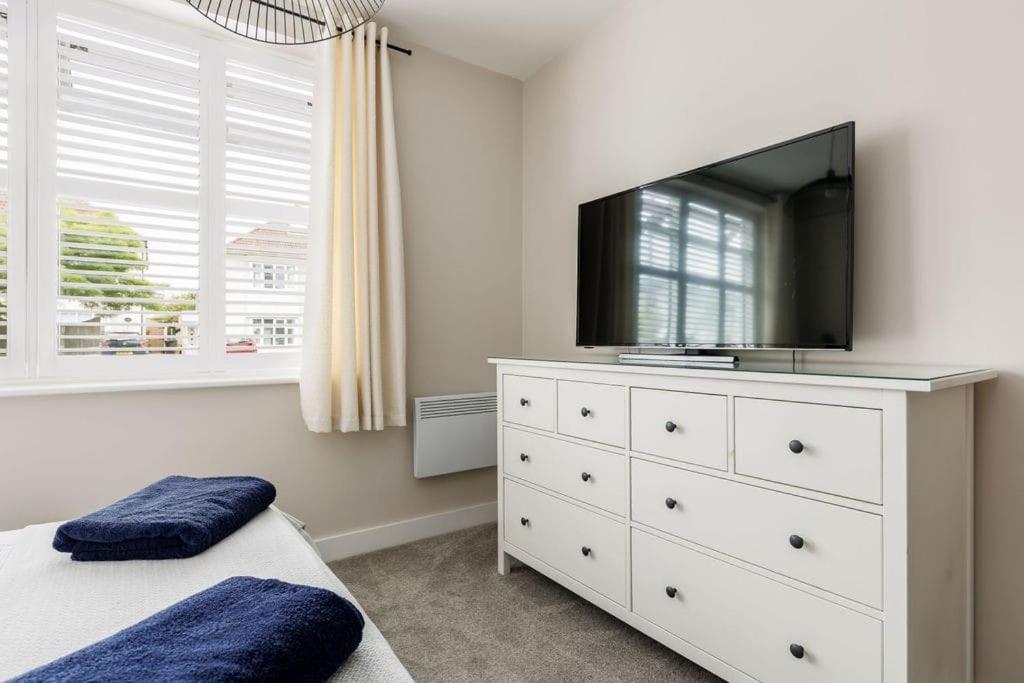 Modern 2 Bed, Cliff & Parking, F6 Apartment *