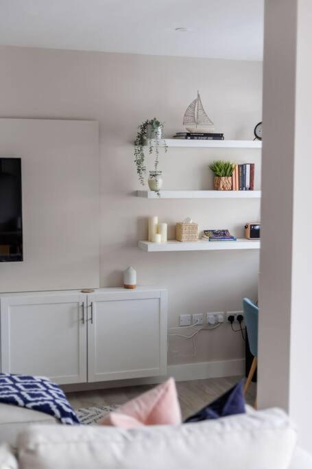 Modern 2 Bed, Cliff & Parking, F6 Apartment