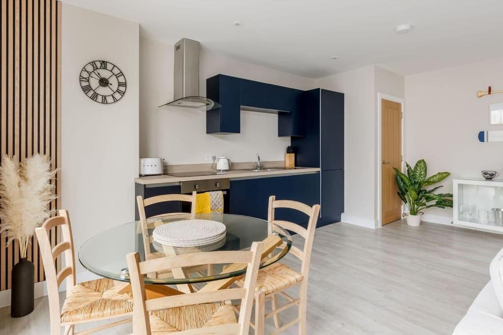 Modern 2 Bed, Cliff & Parking, F6 Apartment *