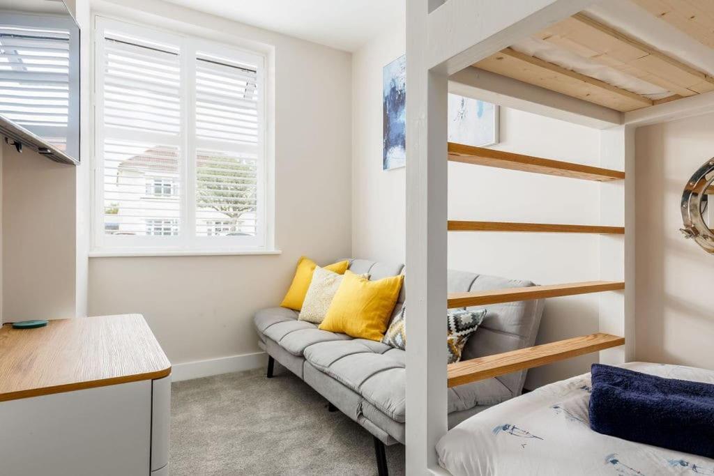 Modern 2 Bed, Cliff & Parking, F6