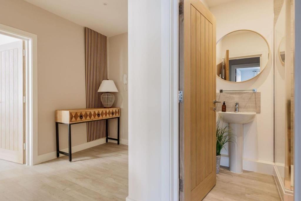 Modern 2 Bed, Cliff & Parking, F6 Apartment *