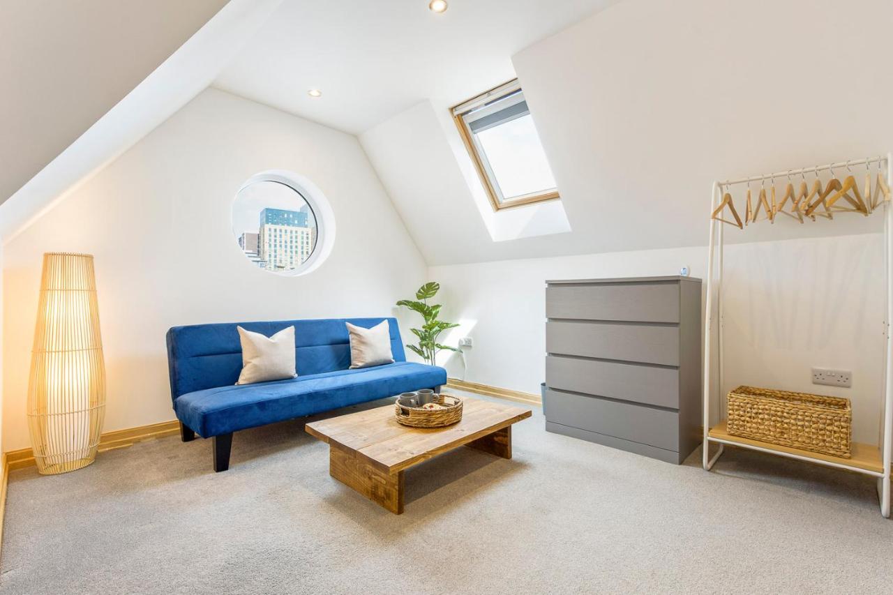 Coastal Charm Townhouse: Renovated 3-bedroom With Parking Bournemouth